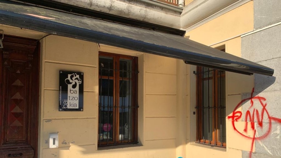 Gaur goizaldean Artea, Areatza, Deusto eta Bilbo Zaharra batzokien kontra egin diren erasoak gaitzetsi ditu BBBk 