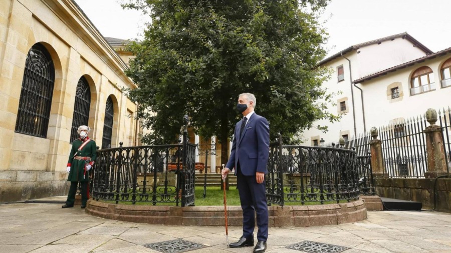Urkullu jura su cargo bajo el Árbol de Gernika Urkullu jura su cargo bajo el Árbol de Gernika