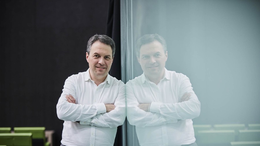 Los representantes públicos y miembros de EAJ-PNB Alain Dubois, Jean Pierre Etcheverry y Peio Etxeleku muestran su apoyo a los consejeros del actual Departamento, Isabelle Pargade y Jean Pierre Harriet