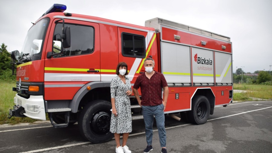 Donostiako Suhiltzaleek ponpa-auto berria dute Bizkaiko Foru Aldundiak emanda