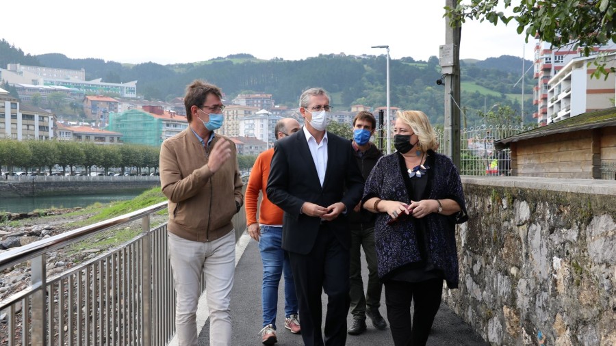 Ondarbeltz eta Debako zubiaren arteko azken tartea eginda, amaitutzat eman da Mutriku eta Deba lotzen dituen oinezkoen pasealekua