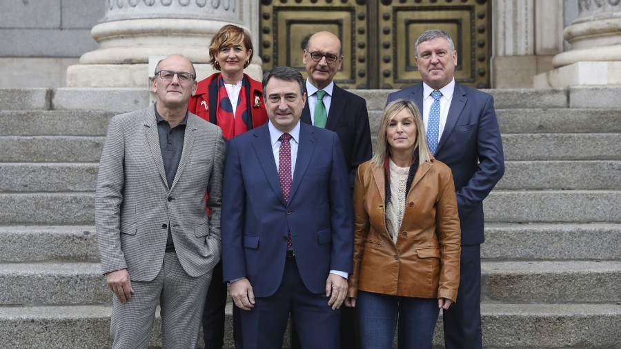 El Grupo Vasco propone reformar el Reglamento para controlar los mandatos parlamentarios sin rango de Ley