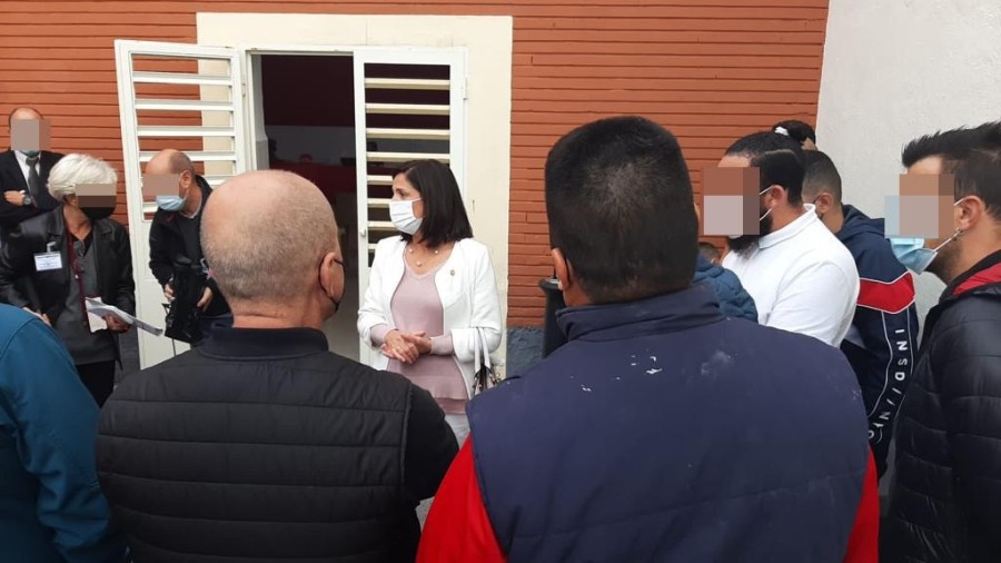 Artolazabalek preso-talde batekin jardun du hizketan, Bizkaia espetxeko patioan, haien egonezinei buruz