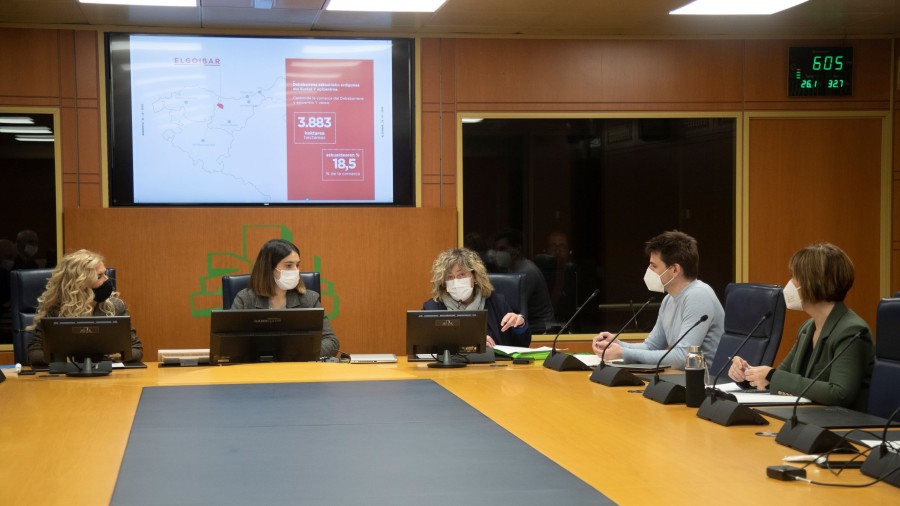 La alcaldesa de Elgoibar, Ane Beitia, participa en la Ponencia para la Revitalización de la Comarca de Debabarrena en el Parlamento Vasco