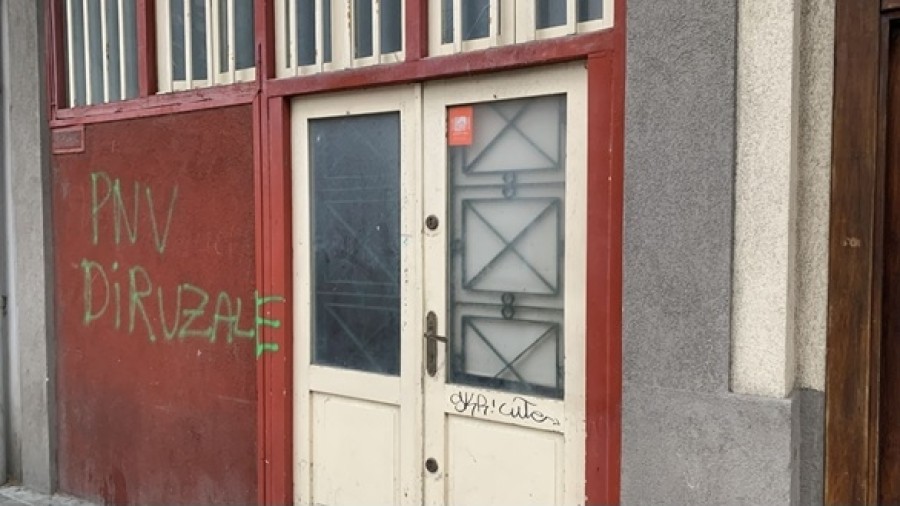 Lasarte-Oriako EAJ-PNVk batzokiaren ondoan agertutako pintada salatu du