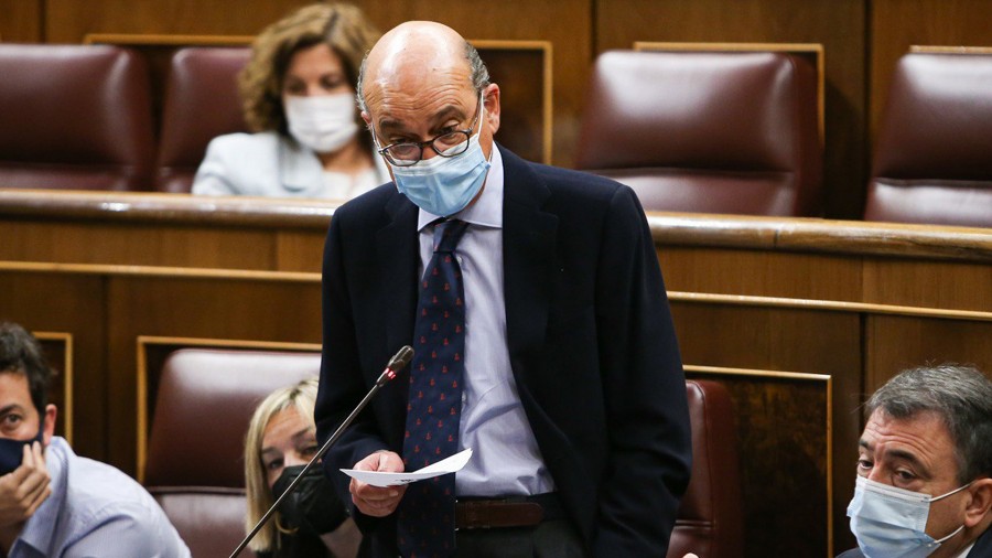 Euskal Taldeak kazetaritzaren sekretu profesionala arautuko duen lege bat eskatu dio Espainiako Gobernuari, itzalak eta zalantzak uxatzeko