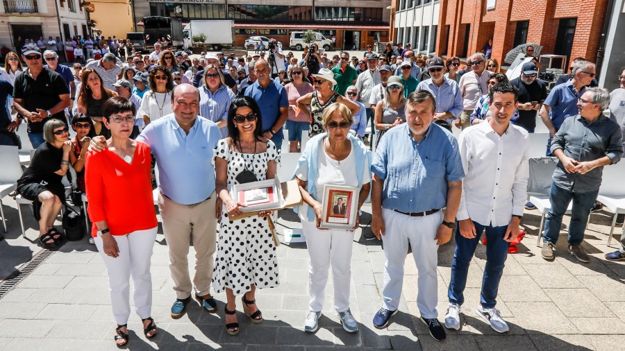 Ortuzar pone a Agirre y Ormazabal como “ejemplos del compromiso ético intachable” de EAJ-PNV frente a quienes “25 años después siguen sin decir lo que hay que decir” Ortuzar pone a Agirre y Ormazabal como “ejemplos del compromiso ético intachable” de EAJ-PNV frente a quienes “25 años después siguen sin decir lo que hay que decir”