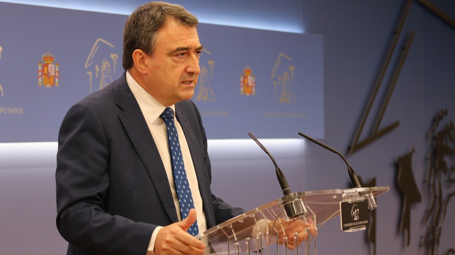 Aitor Esteban lamenta que Sánchez vuelva a ignorar a sus socios parlamentarios y anuncie medidas que “parecen salidas de un 'brainstorming' entre ministerios” Aitor Esteban lamenta que Sánchez vuelva a ignorar a sus socios parlamentarios y anuncie medidas que “parecen salidas de un 'brainstorming' entre ministerios”