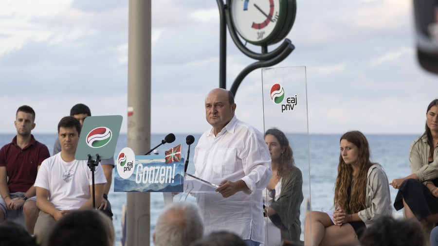 Ortuzar Argentinako eta Uruguaiko alderdikide jeltzaleekin elkartuko da berriz, harreman politikoak ere aurreikusten dituen bidaia ofizialean 