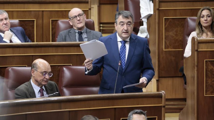 Aitor Estebanek esan du hizkuntzaren PERTEa bidegabea dela, eta Calviño ministroari eskatu dio bere eredua alda dezala, euskara bertan sartzeko Aitor Estebanek esan du hizkuntzaren PERTEa bidegabea dela, eta Calviño ministroari eskatu dio bere eredua alda dezala, euskara bertan sartzeko