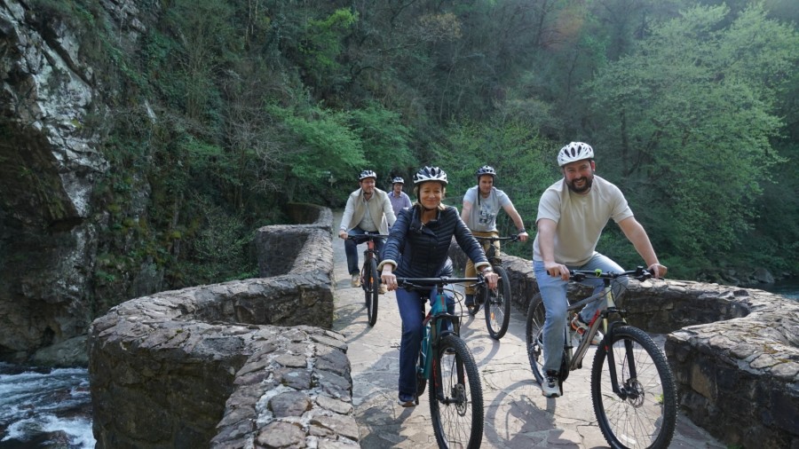 Eider Mendoza conoce las iniciativas de ocio verde y turismo sostenible puestas en marcha en el valle de Leitzaran