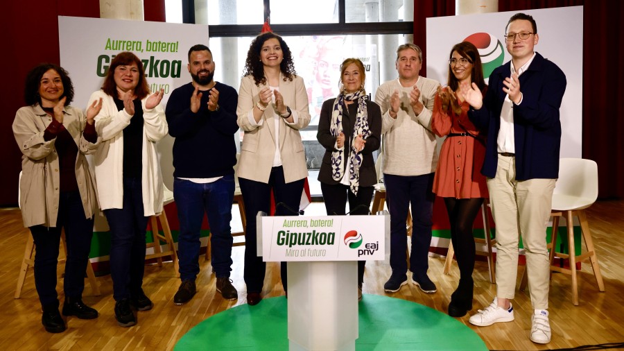 EAJk Pasaiako biziberritzea gidatu nahi duen Loreto Osaren taldea aurkeztu du EAJk Pasaiako biziberritzea gidatu nahi duen Loreto Osaren taldea aurkeztu du