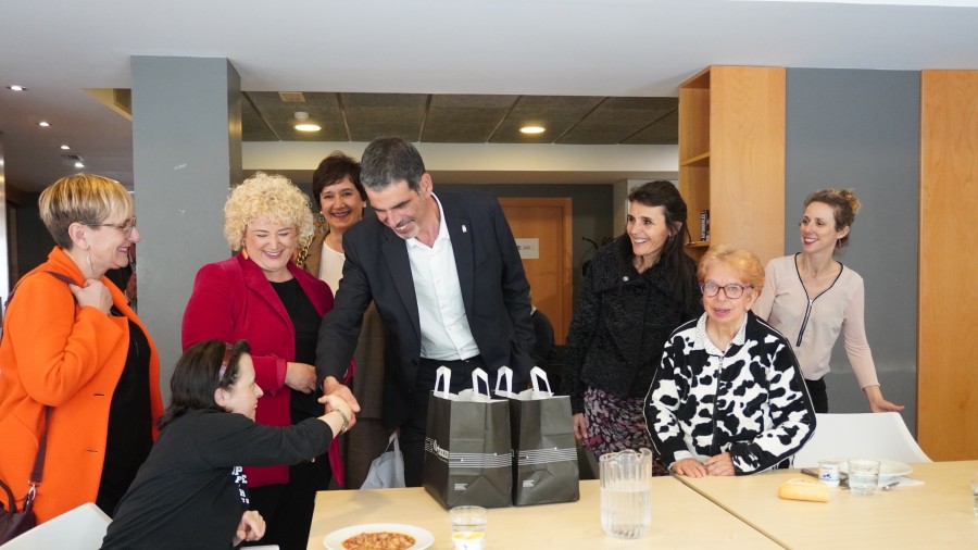 Eneko Goiak donostiarren gizarte-babesaren ekintza komunitarioa indartzearen alde egin du Eneko Goiak donostiarren gizarte-babesaren ekintza komunitarioa indartzearen alde egin du