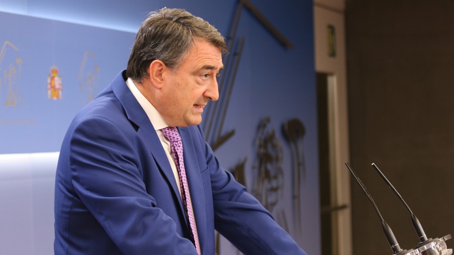 Aitor Estebanek galdetu du odol-delituengatik zigortuek beren karguez ez jabetzeko EH Bilduk hartu duen erabakia “kalkulu elektoralista hutsagatik edo hausnarketa etiko bategatik” izan ote den Aitor Estebanek galdetu du odol-delituengatik zigortuek beren karguez ez jabetzeko EH Bilduk hartu duen erabakia “kalkulu elektoralista hutsagatik edo hausnarketa etiko bategatik” izan ote den
