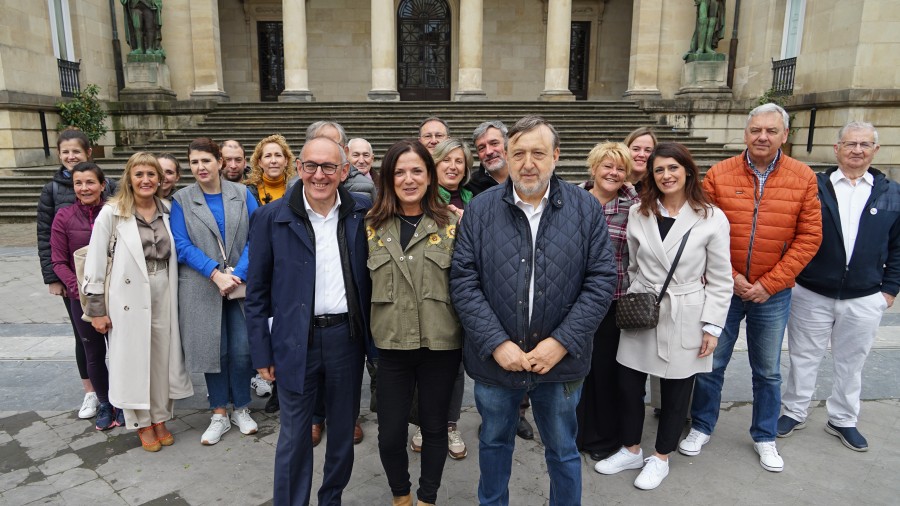 Ramiro González y Beatriz Artolazabal aumentarán su apuesta por el Aeropuerto de Vitoria-Gasteiz hasta alcanzar los 500.000 pasajeros Ramiro González y Beatriz Artolazabal aumentarán su apuesta por el Aeropuerto de Vitoria-Gasteiz hasta alcanzar los 500.000 pasajeros