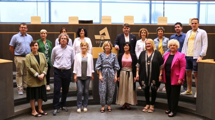 Bost alderdiek ordezkaritza izatea mahaian EAJ-PNV eta PSE-PSOEren proposamena Gipuzkoako Batzar nagusietan Bost alderdiek ordezkaritza izatea mahaian EAJ-PNV eta PSE-PSOEren proposamena Gipuzkoako Batzar nagusietan
