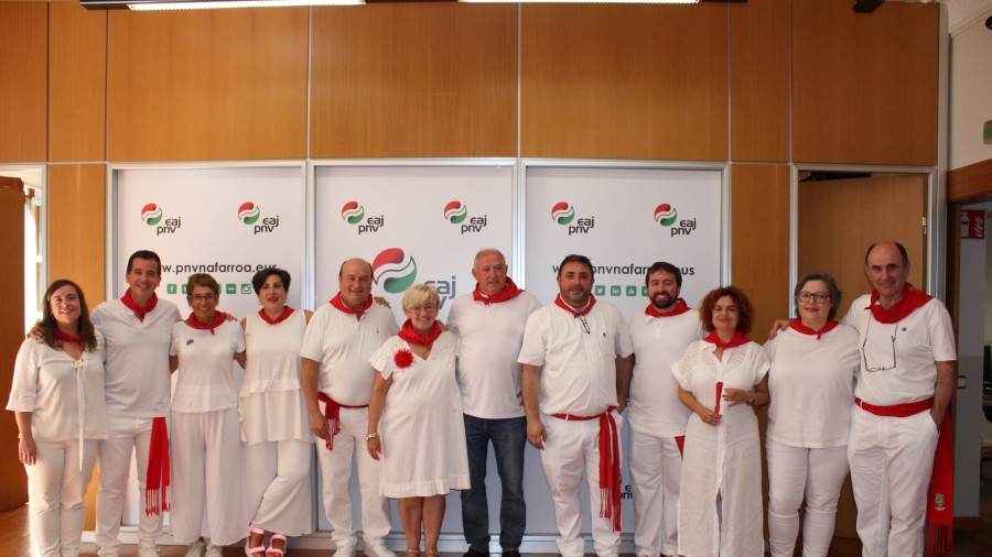 EAJ-PNVren zapi gorria Carlos Octavio eta Susana Olaetxearentzat, 1977tik Alderdiarekiko konpromisoa erakutsi duten humanista bientzat EAJ-PNVren zapi gorria Carlos Octavio eta Susana Olaetxearentzat, 1977tik Alderdiarekiko konpromisoa erakutsi duten humanista bientzat