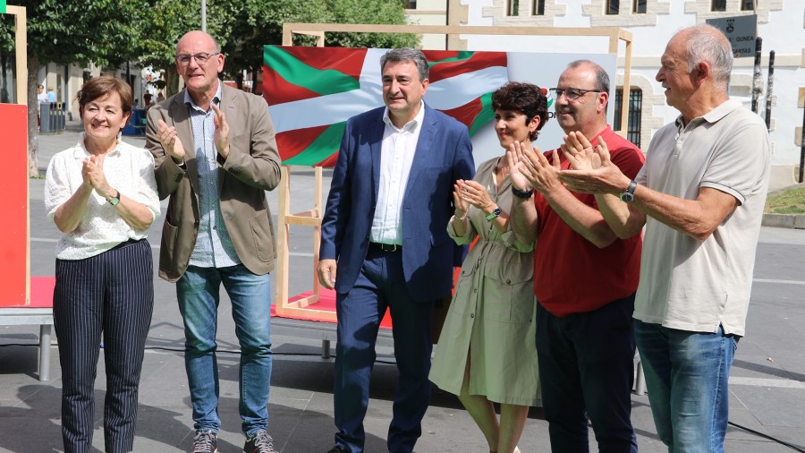 Aitor Estebanek Arrasaten ziurtatu duenez, “EAJ-PNV baino ez da kooperatibisten egoeraz arduratu” Aitor Estebanek Arrasaten ziurtatu duenez, “EAJ-PNV baino ez da kooperatibisten egoeraz arduratu”