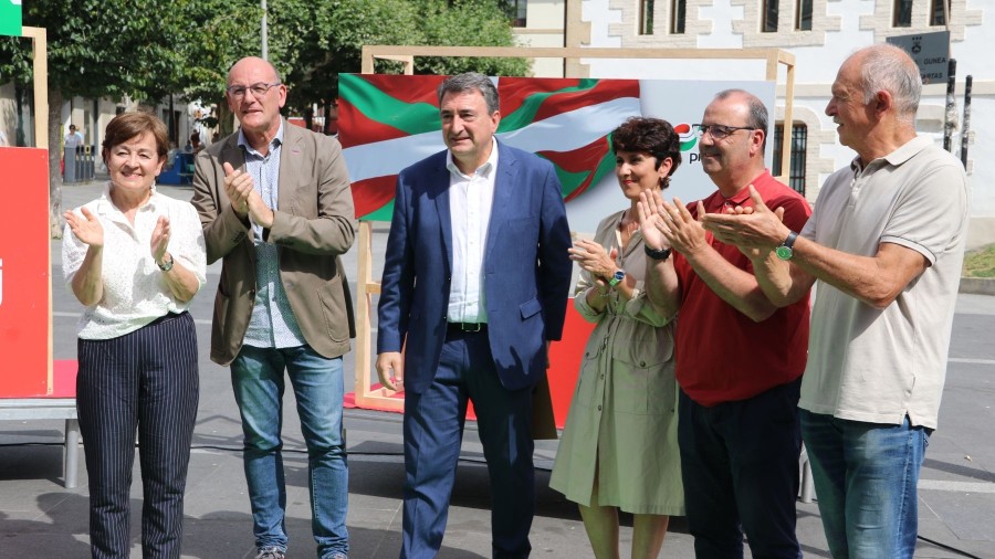 Aitor Estebanek Arrasaten ziurtatu duenez, “EAJ-PNV baino ez da kooperatibisten egoeraz arduratu” Aitor Estebanek Arrasaten ziurtatu duenez, “EAJ-PNV baino ez da kooperatibisten egoeraz arduratu”