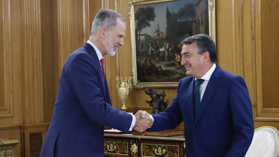 Aitor Esteban Felipe VI.arekin bildu da Zarzuela Jauregian