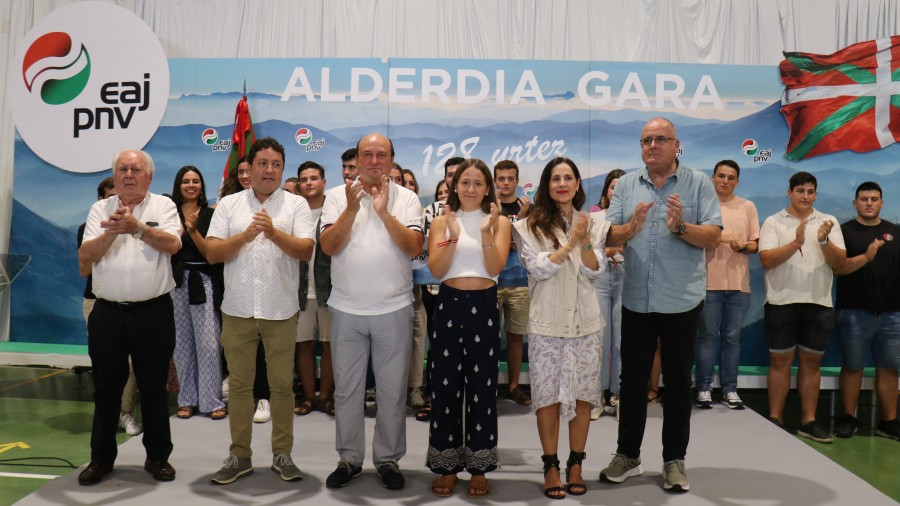 “Ez ezkerrean ezta eskuinean ere: EAJ beti egon den tokian dago, Euskadirekin eta demokraziarekin, euskal gizartearen ondoan”