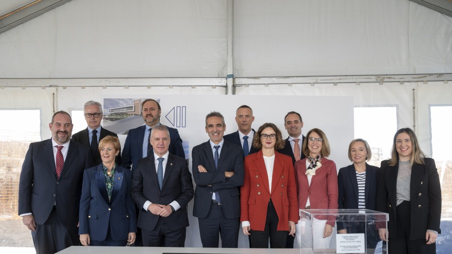 Urkullu y Etxanobe asisten a la colocación de la primera piedra de ADI Data Center, el gran centro de datos para la zona atlántica