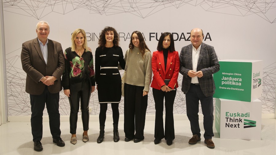 Informazio-plataforma digitalen eta sare sozialen ugaritzeak aldatu egin du politikarien eta hedabideen arteko harremana Informazio-plataforma digitalen eta sare sozialen ugaritzeak aldatu egin du politikarien eta hedabideen arteko harremana