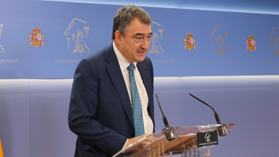 Aitor Estebanek “oso larritzat” jo du Trafikoa Nafarroari transferitzea baliogabetuz Auzitegi Gorenak eman duen epaia, eta adierazi duenez EAJ-PNVri dagokionez “gure esku dagoen guztia egingo dugu” egoera bideratzeko Aitor Estebanek “oso larritzat” jo du Trafikoa Nafarroari transferitzea baliogabetuz Auzitegi Gorenak eman duen epaia, eta adierazi duenez EAJ-PNVri dagokionez “gure esku dagoen guztia egingo dugu” egoera bideratzeko