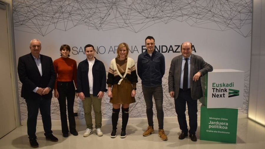 Politikan diharduten hiru gaztetarik bik uste dute premiazkoa dela gazteei bide ematea Politikan diharduten hiru gaztetarik bik uste dute premiazkoa dela gazteei bide ematea