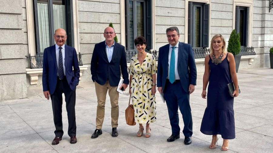 Sekretu Ofizialen erreforma egiteko EAJ-PNVk aurkeztu duen plana bultzatzea eskatu du Euskal Taldeak, Araugintza Planean jasota ez dagoela ikusita. Gauzak horrela “ameskeria” jotzen du Espainiako Gobernuak aurten 50 lege onartu nahi izatea Sekretu Ofizialen erreforma egiteko EAJ-PNVk aurkeztu duen plana bultzatzea eskatu du Euskal Taldeak, Araugintza Planean jasota ez dagoela ikusita. Gauzak horrela “ameskeria” jotzen du Espainiako Gobernuak aurten 50 lege onartu nahi izatea