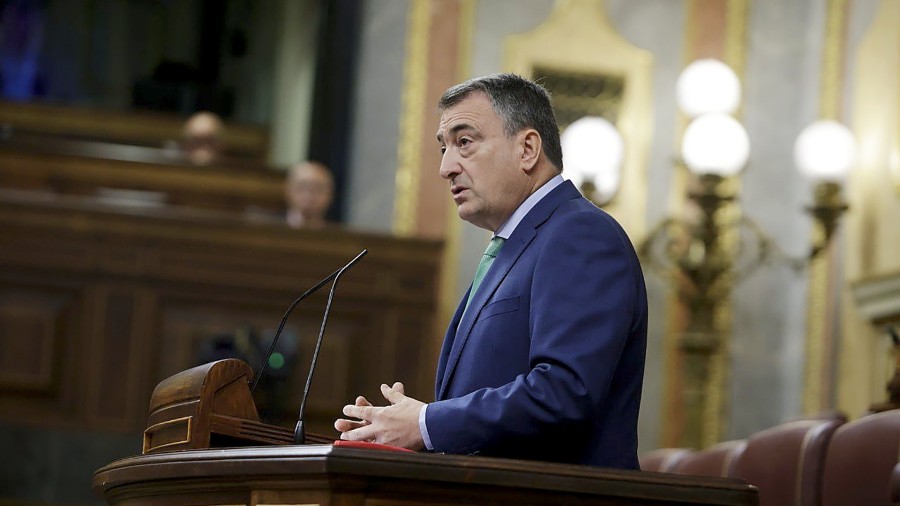 Estebanek Sekretu Ofizialen Legea erreformatzeko eskatu dio Sanchezi: 