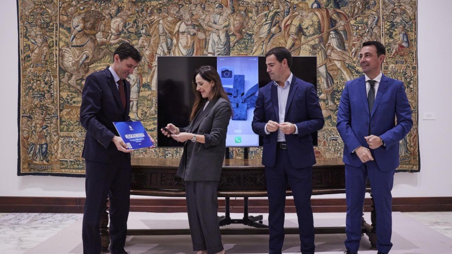 Eusko Jaurlaritzak Bakartxo Tejeria Eusko Legebiltzarreko Presidenteari eman dio 2025erako Euskadiko Aurrekontu Proiektua