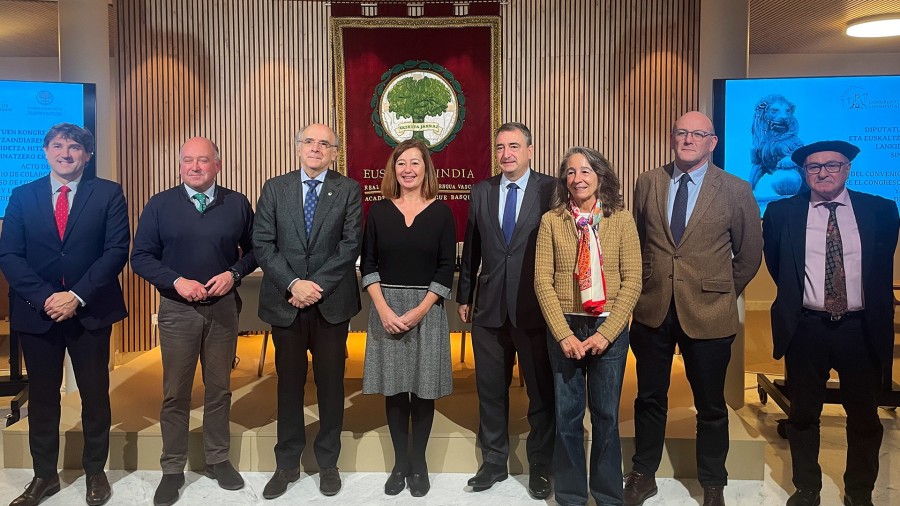 Euskaltzaindiak eta Kongresuak legeak euskaraz balio juridiko osoz argitaratzeko lankidetza hitzarmena izenpetu dute, EAJ-PNVrekin adostutakoa betez