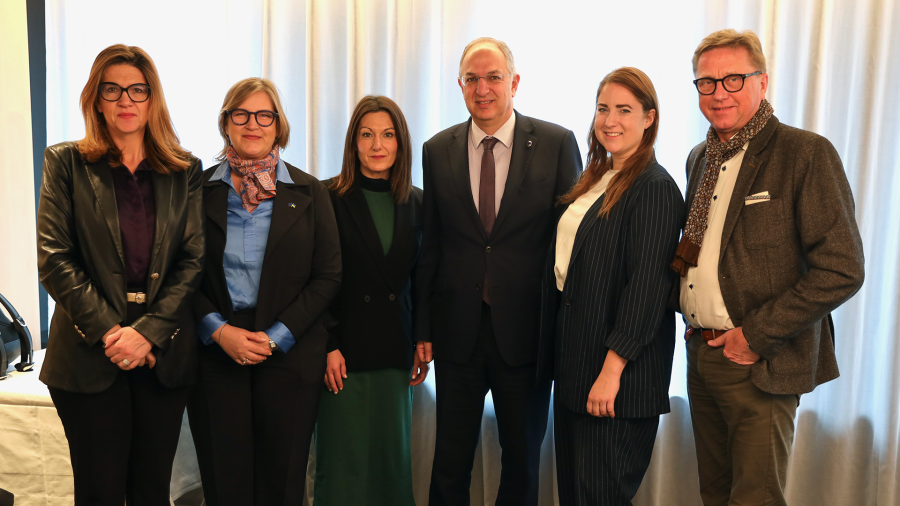 El comisario de Pesca se compromete ante Agirregoitia a seguir de cerca la situación de la flota vasca parada en Senegal