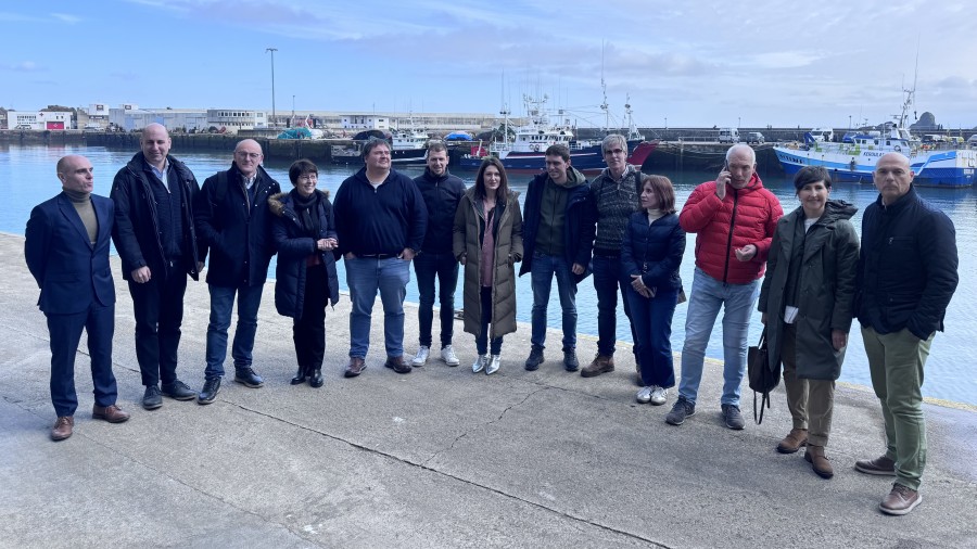 Una delegación de EAJ-PNV encabezada por Oihane Agirregoitia escucha en Ondarroa las preocupaciones de la flota de altura