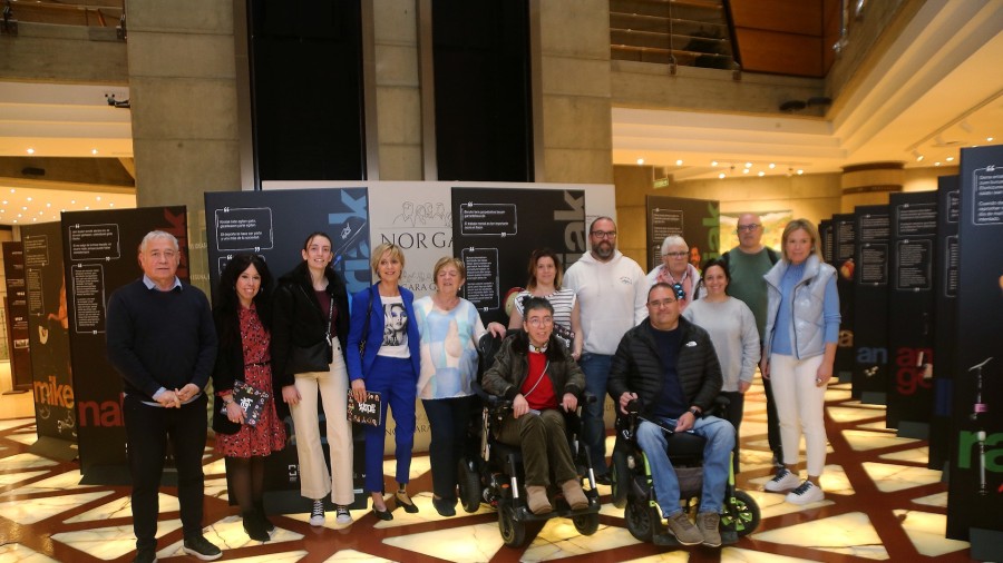 Las y los paralímpicos vascos de París 2024 visitan la exposición 