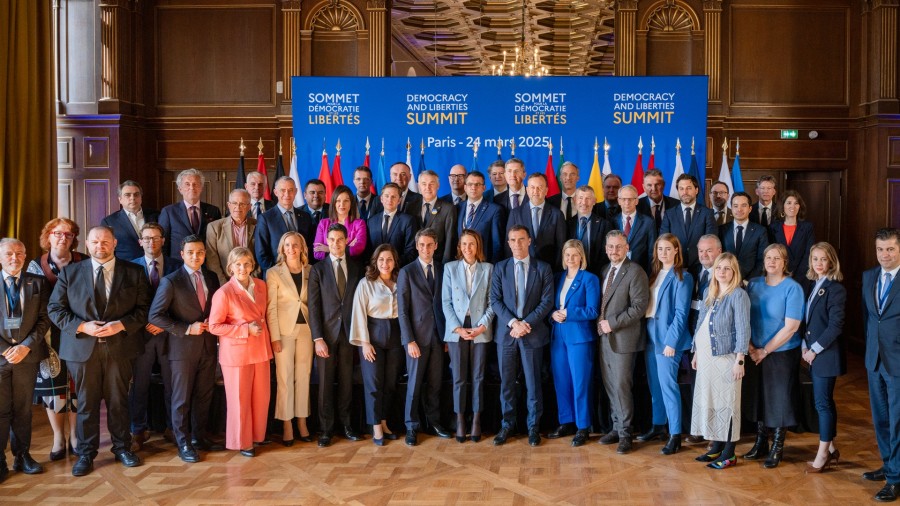 Gure baloreekin bat egingo duten aliatu berriak bilatu beharra aldarrikatu du Oihane Agirregoitiak Parisen Demokraziaren eta Askatasunen alde egin den Gailurrean