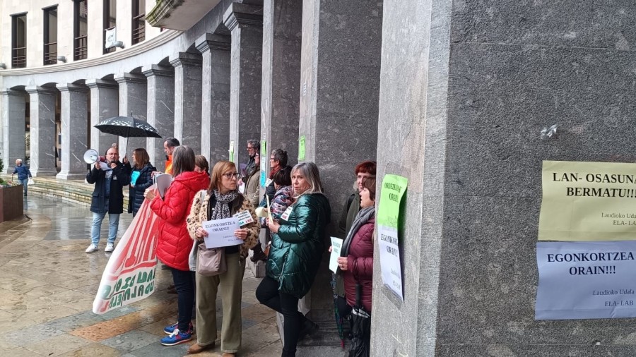 EAJ-PNVk babesa adierazi die udal langileei eta Laudion EH-Bilduko langileen kudeaketa negargarria salatu du