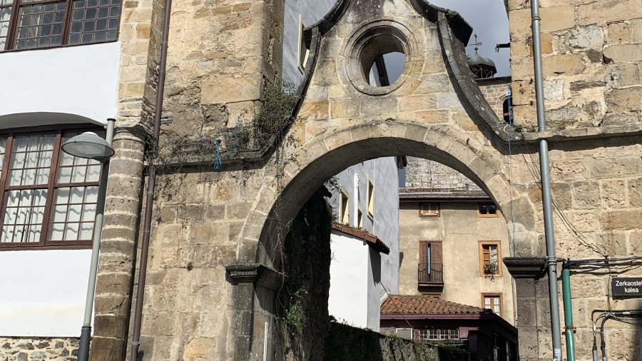 EAJ-PNV Arrasate propone un plan integral para restaurar las tres puertas históricas del municipio