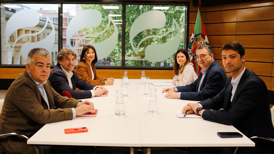 Aitor Estebanek Eneko Andueza hartu du Sabin Etxean  