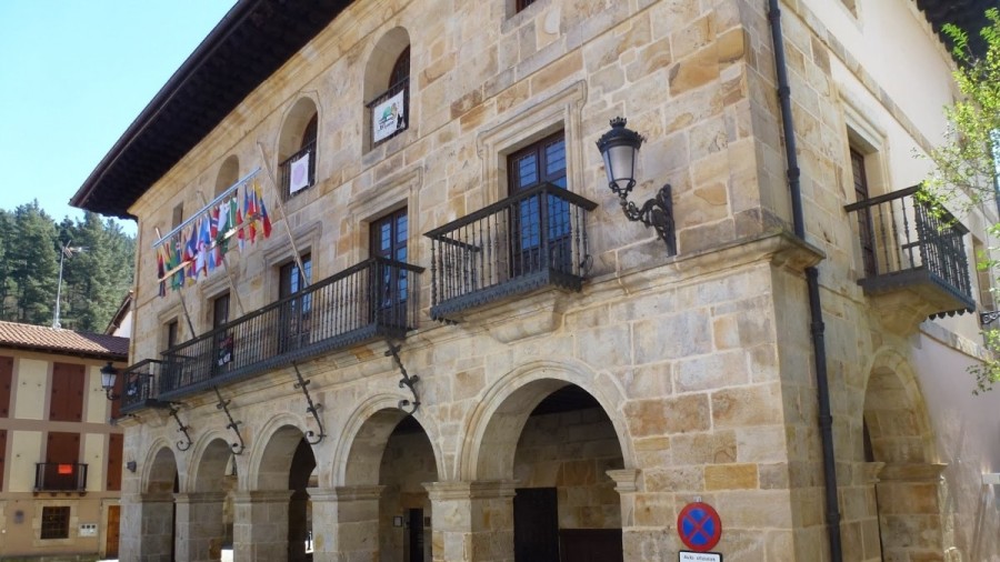 El alcalde de Aramaio no da explicaciones sobre las irregularidades en la contratación de varios servicios municipales denunciadas por EAJ-PNV