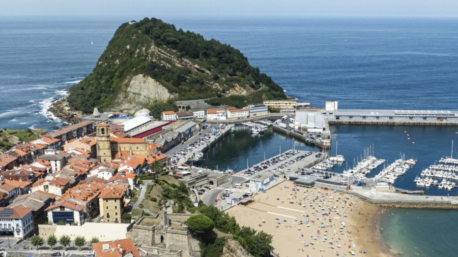 El caos del aparcamiento se repite cada verano en Getaria mientras el Gobierno Municipal sigue sin actuar
