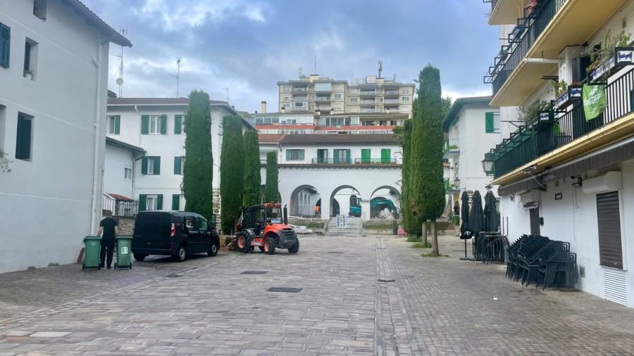 Hondarribiko gune jendetsuenetan behin-behineko komun publikoak berehala jartzea eskatu du PNVk