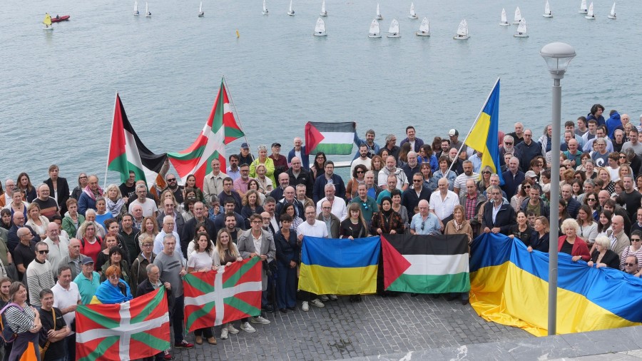 “Gure ahotsa altxatu dugu biktimekin modu aktiboan enpatizatzeko, giza eskubideak aldarrikatzeko, eta Putini eta Netanyahuri Ukrainako eta Gazako sarraskien amaiera exijitzeko”, nabarmendu du Euge Arrizabalagak