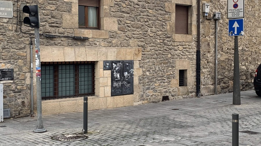 EAJ-PNV Arrasate propone sustituir los pivotes del Casco Antiguo por un sistema de cámaras para controlar el acceso