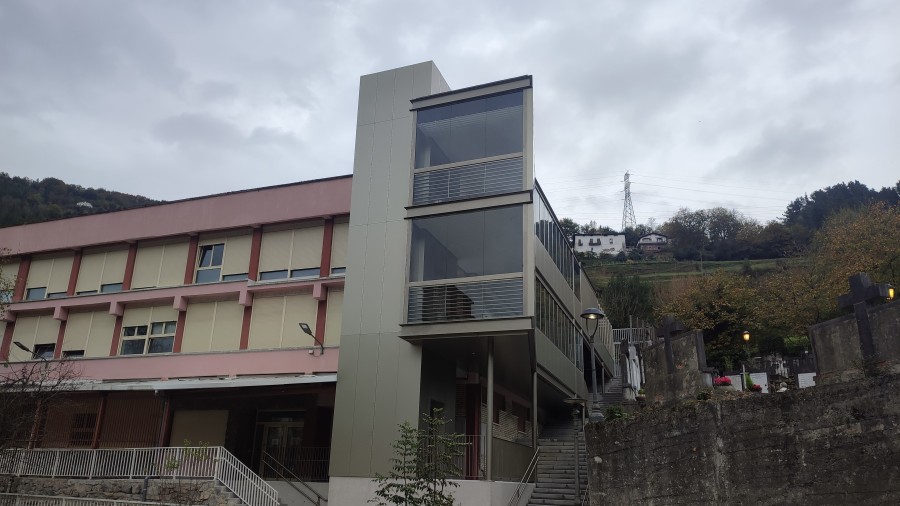 Soraluzeko EAJ-PNVk Plaentxi Herri Ikastetxean irisgarritasun lanen amaiera ospatzen du