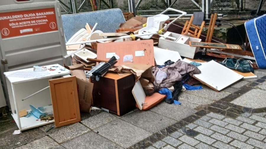 El Grupo Municipal de EAJ-PNV considera preocupante la progresiva caída de la recogida selectiva de basura, una bajada del 5% en dos años El Grupo Municipal de EAJ-PNV considera preocupante la progresiva caída de la recogida selectiva de basura, una bajada del 5% en dos años