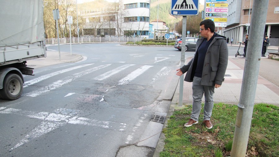 Arrasateko EAJ-PNVk errepideak asfaltatzeko planaren eskasia salatu eta segurtasuna bermatzeko inbertsioak eskatu ditu