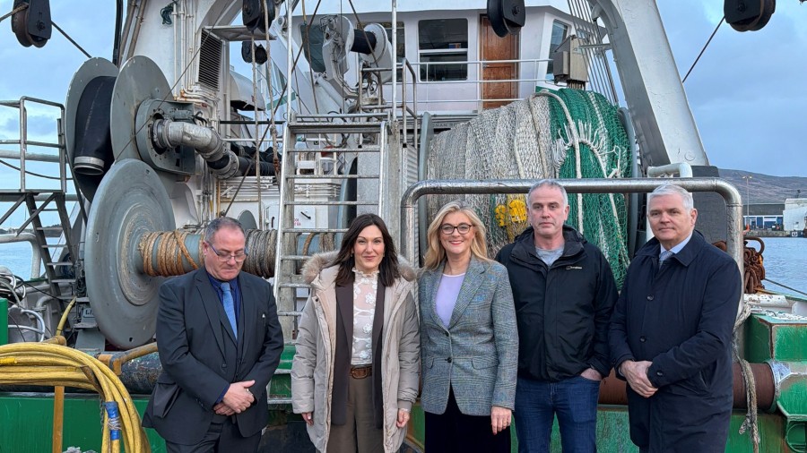 Berdelaren kuotaren murrizketaren aurrean Irlandako arrantza sektorea babestu du Oihane Agirregoitiak, eta kezka hau euskal ontzidiarena ere badela adierazi du  