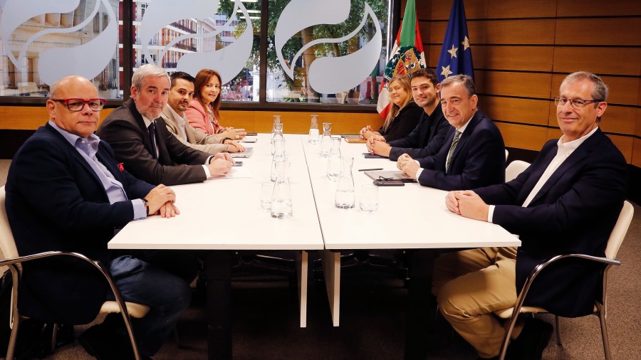 EAJ-PNVK eta Coalición Canariak euren arteko harremana indartu dute Sabin Etxean egin duten topaketan EAJ-PNVK eta Coalición Canariak euren arteko harremana indartu dute Sabin Etxean egin duten topaketan